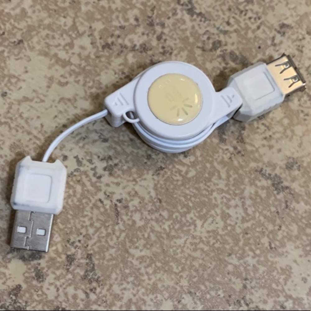 Case Logic Retractable Charger